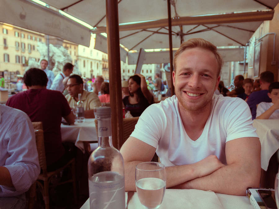 Menino almoçando em restaurante na Piazza Navona, em Roma