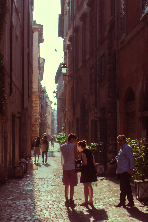 Casal andando pelas ruas de Trastevere em Roma, Itália